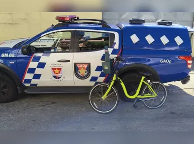 Imagem ilustrativa da imagem Homem é detido pela Guarda de Vitória desmontando bicicleta compartilhada