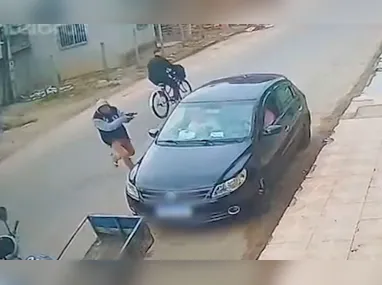 Imagem ilustrativa da imagem Homem é morto a tiros dentro de carro e mãe presencia crime em Aracruz; veja vídeo