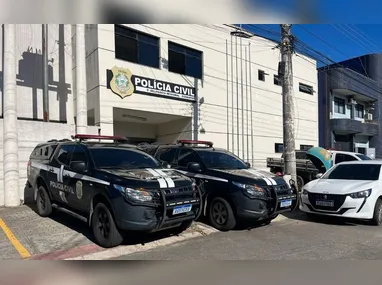 Com os suspeitos, os agentes encontraram o celular e o relógio da mulher assaltada, além de uma faca