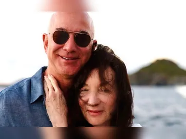 Imagem ilustrativa da imagem Jeff Bezos lamenta morte da mãe aos 78 anos: 'tivemos muita sorte'