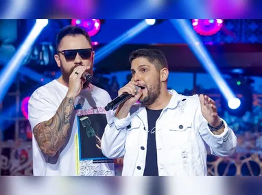 Gabriel Medina e a namorada, Isabella Arantes, anunciaram a gravidez