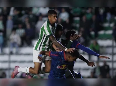 O camisa 77 foi decisivo e, além de marcar o primeiro, foi importante na jogada do segundo gol
