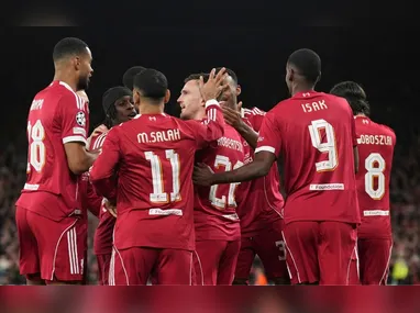 O brasileiro Marquinhos, do Paris Saint-Germain, comemora após marcar gol na partida contra a Atalanta válida pela Liga dos Campeões da UEFA, realizada no Estádio Parque dos Príncipes, em Paris, na França, nesta quarta-feira, 17