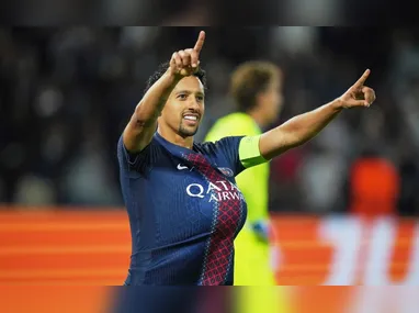 Rony (D), do Atlético Mineiro, disputa lance com Daniel Catano, do Bolívar, na partida de ida das quartas de final da Copa Sul-Americana 2025, no Estádio Hernando Siles, em La Paz, na Bolívia, na noite desta quarta-feira, 17