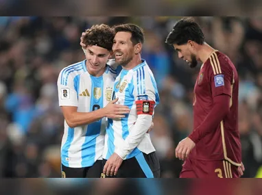 Imagem ilustrativa da imagem Messi celebra noite mágica em adeus na Argentina