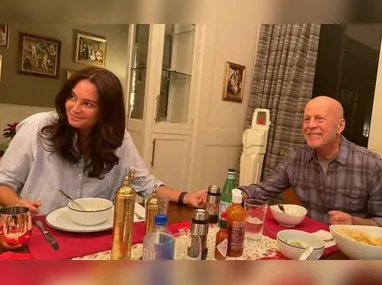 Imagem ilustrativa da imagem Mulher comenta demência de Bruce Willis: 'É como um longo adeus'