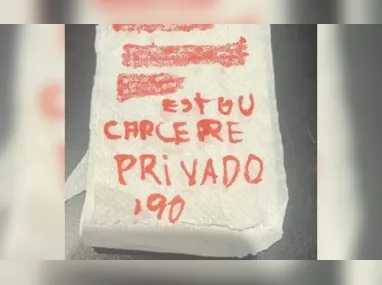 Imagem ilustrativa da imagem Mulher deixa pedido de socorro em rolo de papel higiênico em SC: ‘Cárcere privado’