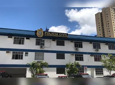 Com os suspeitos, os agentes encontraram o celular e o relógio da mulher assaltada, além de uma faca