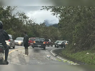 Imagem ilustrativa da imagem Mulher morre após colidir motocicleta em dois carros em rodovia no Sul do ES