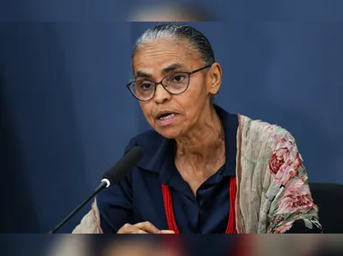 A mãe questionou sobre os doces e a criança respondeu que tinha recebido de um garoto que aparentava ter entre 14 e 15 anos