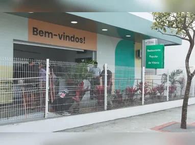 Raí Bolzan pinta mural no Centro de Vitória
