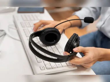 Imagem ilustrativa da imagem Pastor é suspeito de manter call center que cobrava R$ 1,5 mil por curas e milagres