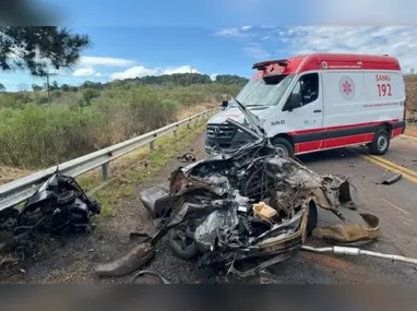 Imagem ilustrativa da imagem Picape se parte ao meio, jovens são ejetados e morrem em acidente no Paraná