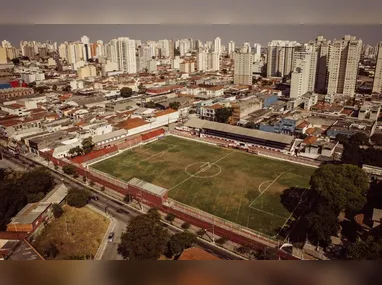 O brasileiro Estêvão, do Chelsea, comemora após marcar gol em cobrança de pênalti na partida contra o Ajax válida pela Liga dos Campeões da UEFA, realizada no Estádio Stamford Bridge, em Londres, na Inglaterra, nesta quarta-feira, 22