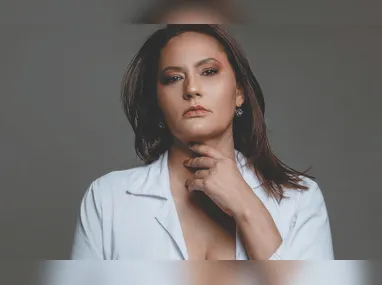 Milena Lessa,  coordenadora da Patrulha da Mulher, com agentes.