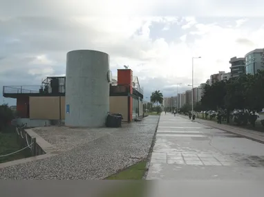 Ciclomotores na orla de Camburi: valor da multa para quem for flagrado pilotando sem estar registrado e licenciado é R$ 293,47 (infração gravíssima)