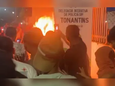 Imagem ilustrativa da imagem Revoltados com feminicídio, moradores invadem delegacia e queimam suspeito
