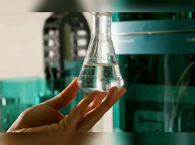Autoridades e especialistas alertam sobre riscos de bebidas adulteradas com metanol em São Paulo.