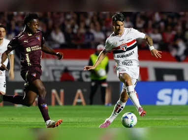 Imagem ilustrativa da imagem São Paulo se rende, perde para LDU e cai na Libertadores com ofensas a Casares