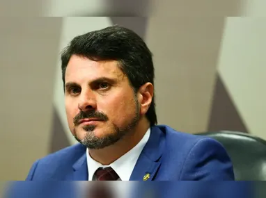 Marcos do Val se afasta do Senado para tratamento de saúde, enquanto investigações seguem no STF.