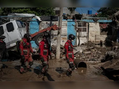 Autoridades atribuem o temporal à passagem das tempestades tropicais Priscilla e Raymond na costa oeste do país