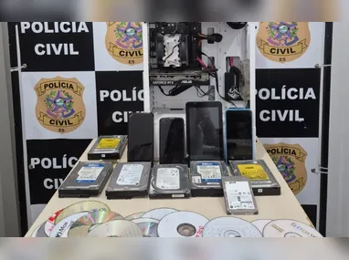 Cigarros e malas de dinheiro encontradas na 2ª fase da operação: mandados também no Rio, em Minas e São Paulo