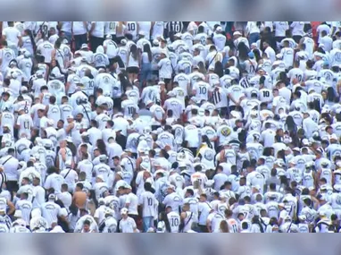Neymar precisou ser consolado pelos companheiros ao final do jogo contra o Vasco