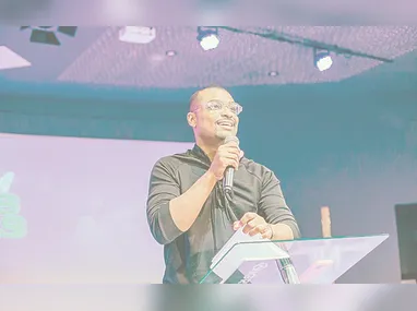 Ninoh, vocalista do Kasino, inicia carreira solo na música cristã com homenagem a Carlo Acutis.