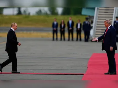 O presidente dos Estados Unidos, Donald Trump, à direita, e o presidente russo, Vladimir Putin, durante uma coletiva de imprensa conjunta após reunião, na Base Conjunta Elmendorf-Richardson, no Alasca, nesta sexta-feira, 15 de agosto de 2025