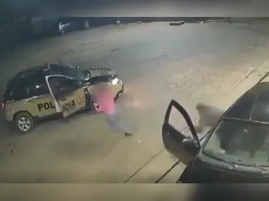 Imagem ilustrativa da imagem VÍDEO | Mulher sequestrada e estuprada por ex salta de carro ao ver viatura em MG