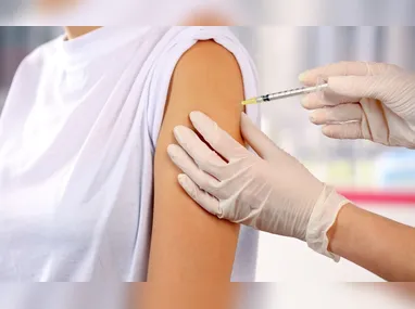 Imagem ilustrativa da imagem Como funciona a vacina contra o câncer que reduz risco de morte por melanoma