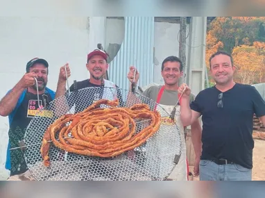 O chef Flávio Cesar dos Santos  apresenta o pão de queijo italiano, que é preparado com ingredientes locais e técnicas artesanais