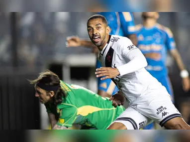 Segundo Fabricio Werdun, também lutador e integrante da equipe de Wanderley, o atleta teve ainda que levar pontos na região do olho esquerdo após a confusão.