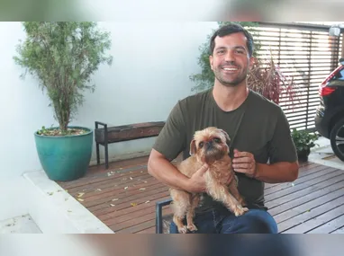 Carlos Eduardo sonha alto: com o prêmio da Mega Sena, planeja quitar dívidas e realizar uma viagem pela Europa com a esposa.