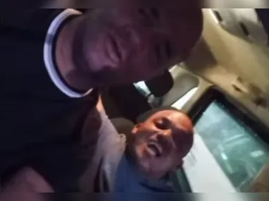 Imagem ilustrativa da imagem Vídeo mostra policiais dando risada antes de começarem a atirar um contra o outro