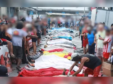 Corpos foram levados de mototáxi por moradores e presidentes da associação de moradores para a rua