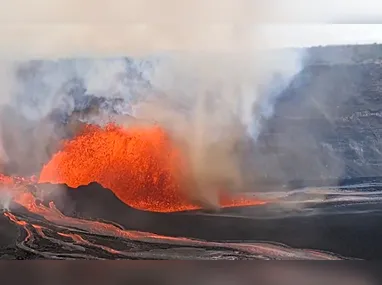 Imagem ilustrativa da imagem Vulcão Kilauea, no Havaí, entra em erupção e lança lava a 100 metros de altura