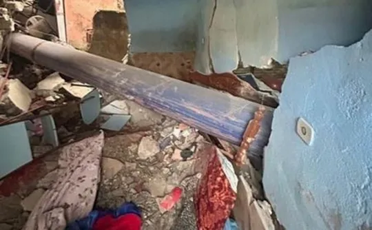 Imagem ilustrativa da imagem Idosa morre esmagada dentro de casa por cano que caiu de caminhão
