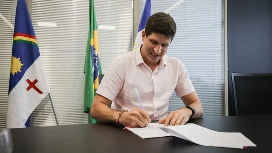 Imagem ilustrativa da imagem João Campos anuncia CNH gratuita para quem enfrenta dificuldade de emprego