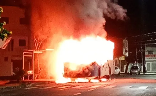 Imagem ilustrativa da imagem Ônibus deixam de circular em bairros da Serra após coletivo ser incendiado