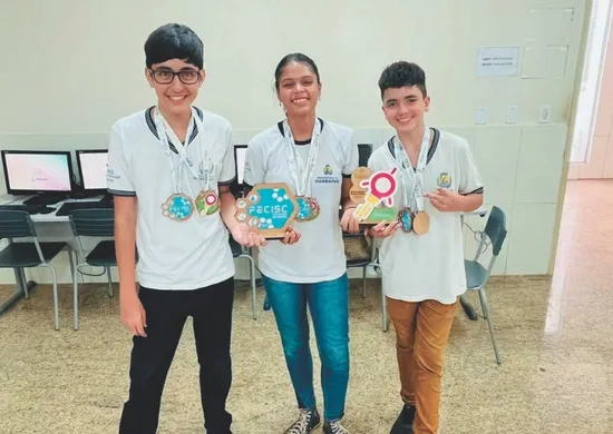 Imagem ilustrativa da imagem Alunos de Guarapari criam óculos que “detectam” sono