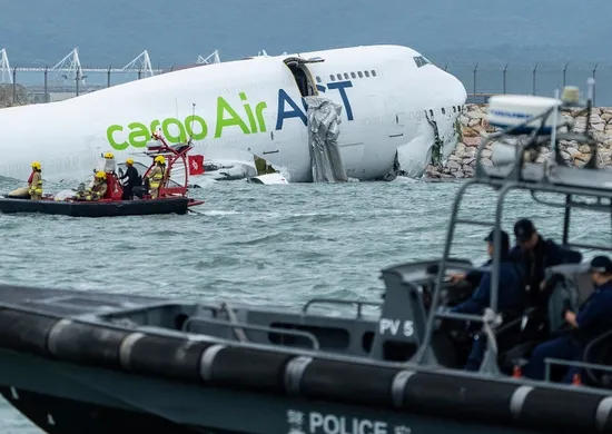 Imagem ilustrativa da imagem Avião cargueiro cai no mar e duas pessoas morrem em Hong Kong