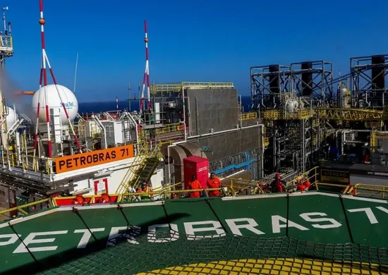 Imagem ilustrativa da imagem Brasil bate pela 1ª vez marca de 5 milhões de barris de petróleo e gás
