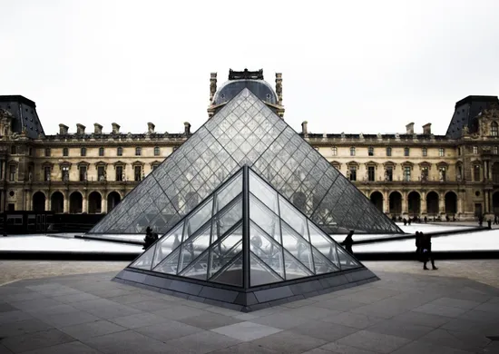 Imagem ilustrativa da imagem Brasileiros contam como saíram às pressas do Louvre: 'Foi assustador'