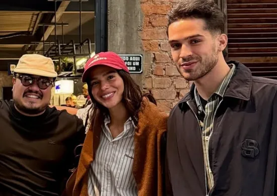Imagem ilustrativa da imagem Bruna Marquezine e João Guilherme surgem juntos em foto com chef de restaurante