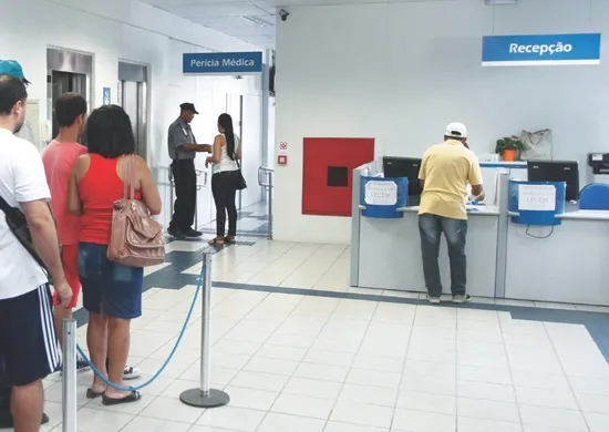 Imagem ilustrativa da imagem Especialistas preveem fila de 3 milhões por benefícios após suspensão no INSS