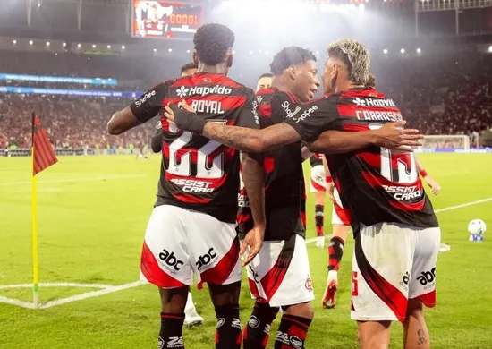 Imagem ilustrativa da imagem Flamengo desafoga no fim, vence Racing e sai na frente por vaga na final