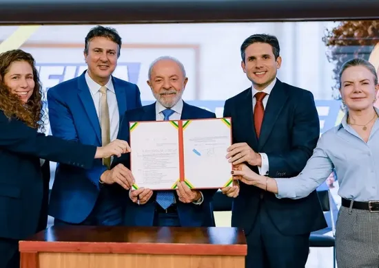 Imagem ilustrativa da imagem Governo Lula lança carteira que dá desconto a professores
