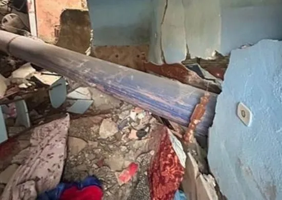 Imagem ilustrativa da imagem Idosa morre esmagada dentro de casa por cano que caiu de caminhão