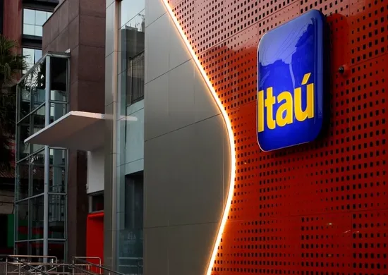 Imagem ilustrativa da imagem Itaú monitora funcionários e demite cerca de mil por produtividade no home office